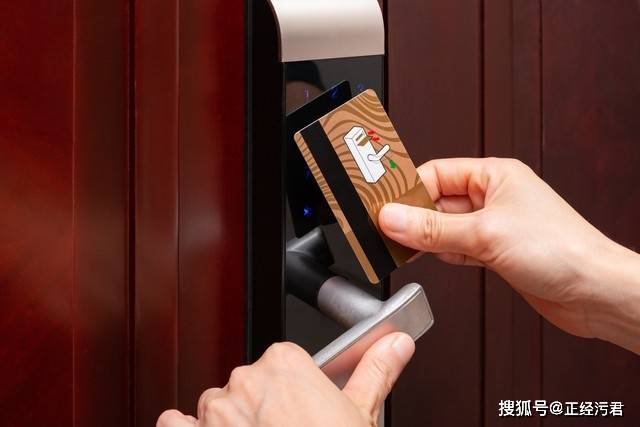 学霸如今在菜市场门口颤抖着双手扫码收钱麻