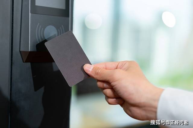学霸如今在菜市场门口颤抖着双手扫码收钱麻将胡了2游戏入口那个曾经年入百万的(图2)