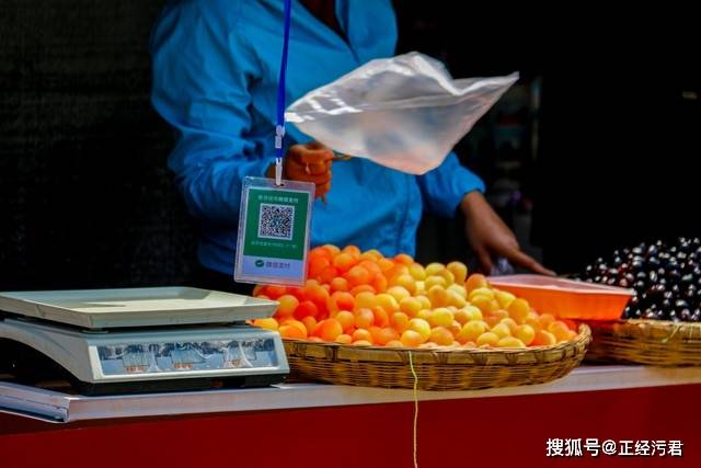 学霸如今在菜市场门口颤抖着双手扫码收钱麻将胡了2游戏入口那个曾经年入百万的(图3)