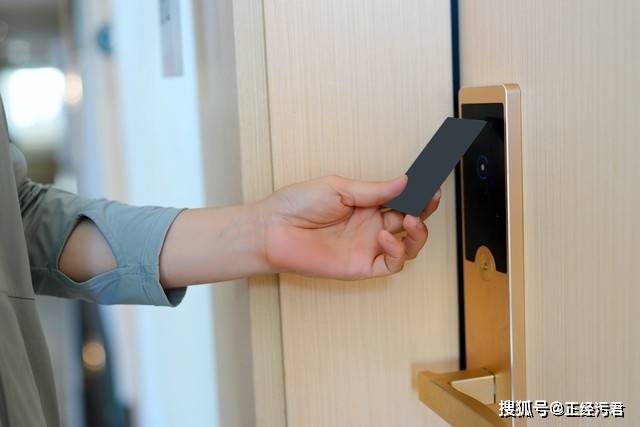 学霸如今在菜市场门口颤抖着双手扫码收钱麻将胡了2游戏入口那个曾经年入百万的(图4)